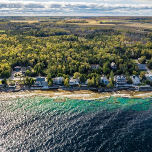 Surrounded by lush forests and crystal-clear waters, Sunrise Retreat is perfectly positioned for exploring the Bruce Peninsula’s natural wonders, from Flowerpot Island to local trails.
