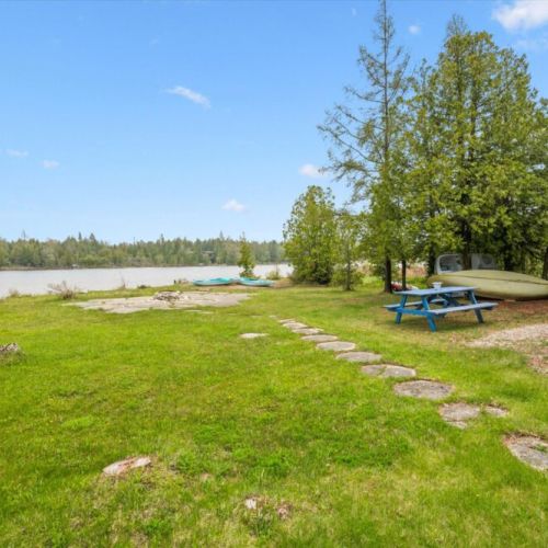 Enjoy open green space by the water—perfect for outdoor games, family picnics, and lakeside relaxation.