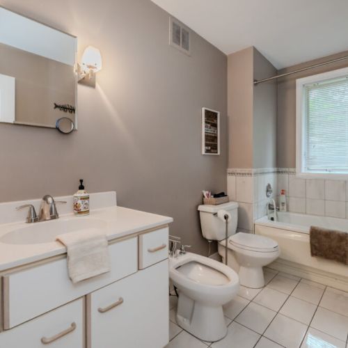 Unwind in the bright, modern bathroom featuring a full bathtub, shower, bidet and ample space. A refreshing and relaxing space to prepare for a day of exploring the stunning Bruce Peninsula trails or enjoying the waters of Georgian Bay.
