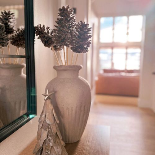 Natural winter touches that bring the quiet beauty of the forest indoors.