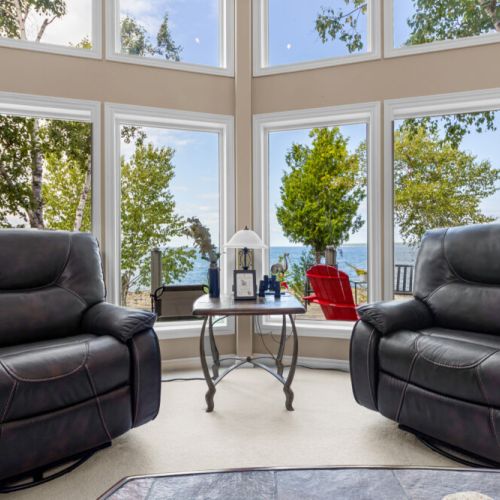Your front-row seat to Georgian Bay. Settle into the comfortable recliners and enjoy peaceful water views without ever leaving the living room.