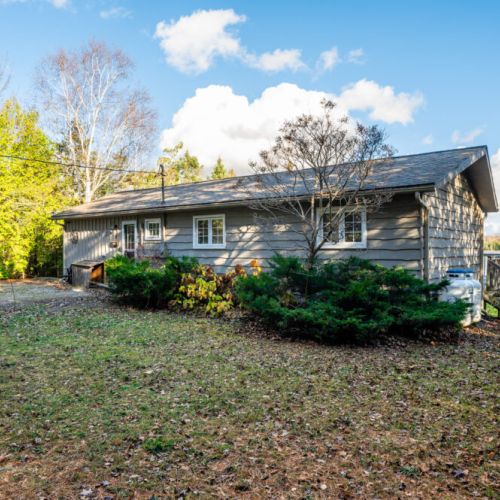 Depending on the season, the front yard may bloom with seasonal flowers or showcase the beauty of autumn leaves. The ever-changing landscape adds a delightful touch to your stay, connecting you with the natural rhythm of the surroundings.
