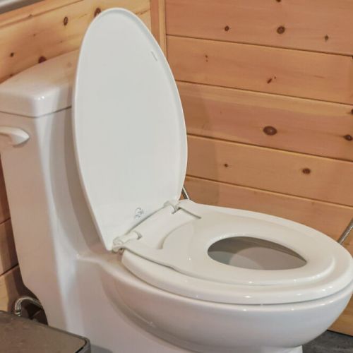 Child Seat: Welcoming for Families: This cottage is designed with families in mind. The bathroom features a inbuilt child-sized toilet seat, ensuring a comfortable and convenient stay for toddlers and kids.