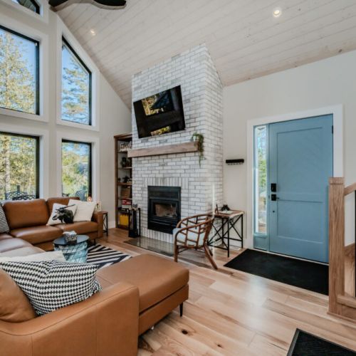 Bright, airy cottage with forest views, modern comforts, and a cozy fireplace. Ideal for weekend getaways, family vacations, or remote work escapes in serene nature.