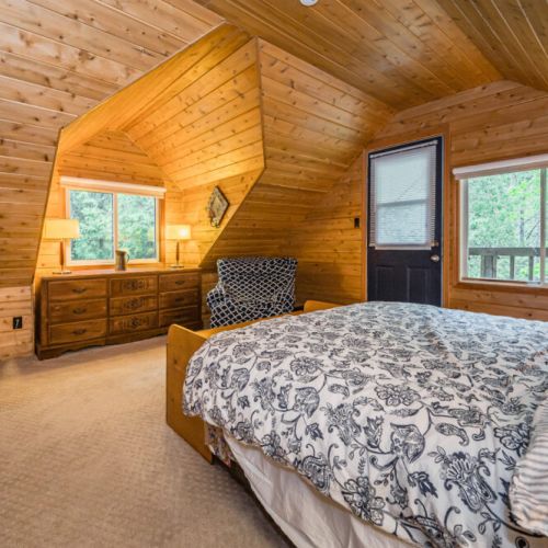 Ample space for clothes in the chest of drawers, with access through the door to the Juliette balcony to enjoy some fresh air.