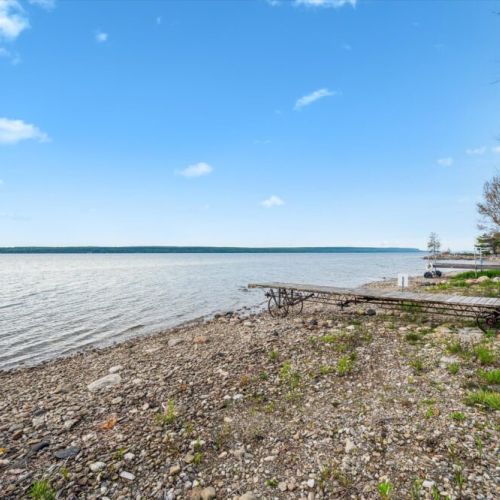 Wander down to the tranquil, natural shoreline – great for skipping stones, launching a kayak, or enjoying the calm bay waters.