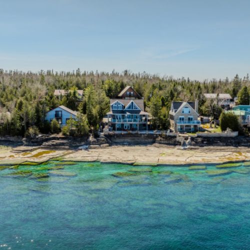 Charming lakefront neighbourhood nestled in lush forest with panoramic views—perfect for family vacations, group stays, or romantic getaways in nature.