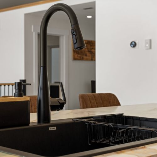 A sleek pull-down faucet makes meal prep and cleanup a breeze.