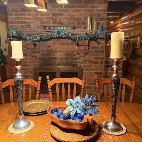 Gather round table, winter dinners and game nights made extra special in the Timber Shores dining room