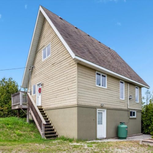 Wrapped in trees, the cottage offers privacy and nature immersion, with convenient dual access from the front and rear.