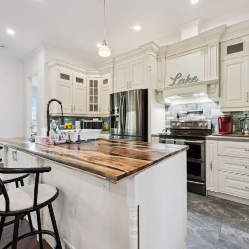 Fully equipped kitchen with large island, ideal for preparing meals and entertaining