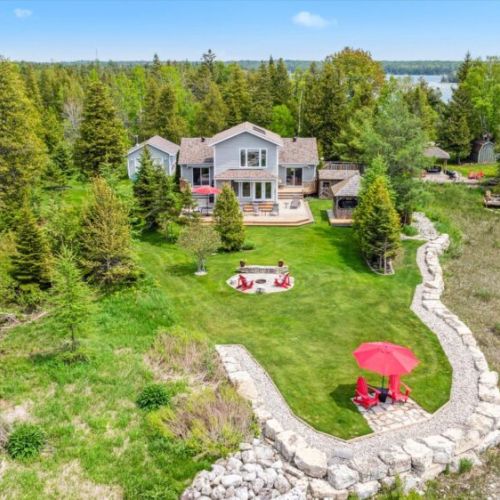End your day with cozy lakefront evenings by the firepit — complete with Muskoka chairs and the sound of waves lapping nearby. A dream setup for marshmallow roasting and sunset chats.