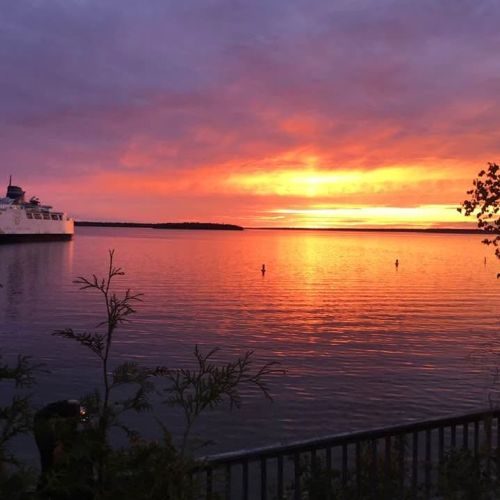 End your day with golden hour perfection. Our waterfront cottage provides unobstructed views of the iconic Chi-Cheemaun ferry and glowing sunsets that light up the bay. Unwind on the deck as the warm sky reflects off the water