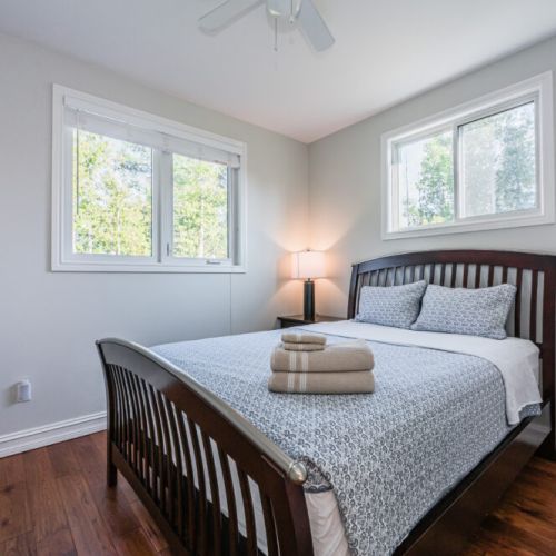 A cozy and clean retreat, this guest room offers forest views and a peaceful night’s sleep after a day of adventure.