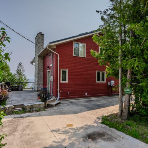 Step into the comfort of this charming cottage, with a front entrance that leads directly to the breathtaking lake, offering immediate access to nature.