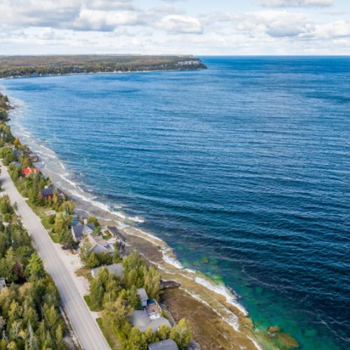 Stretching along Georgian Bay’s pristine coastline, Sunrise Retreat offers unmatched access to the region’s stunning scenery. Ideal for kayaking, hiking, or simply enjoying the tranquil waters