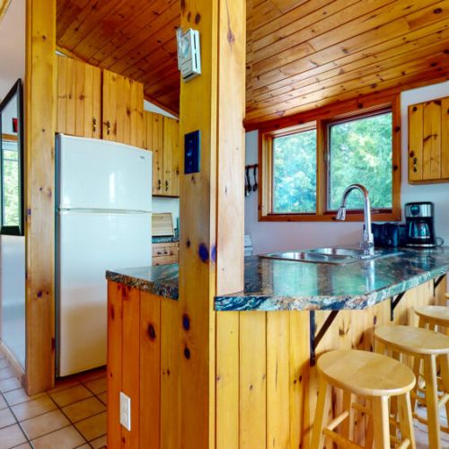 Pull up a seat at the kitchen island, perfect to entertain guests.