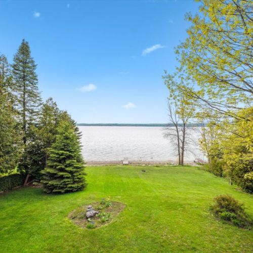 Spectacular panoramic views await from your private deck overlooking the bay – where water meets sky in a tranquil embrace.