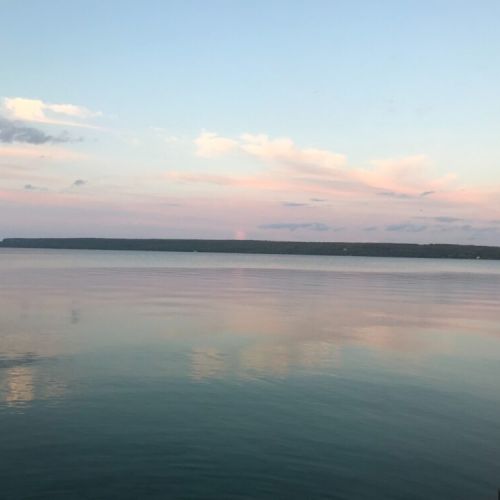 End your day with stunning sunset reflections and a sky brushed in pastel hues. The tranquil waters and wide horizon at Treetop Hideaway offer the perfect setting to unwind and reconnect.