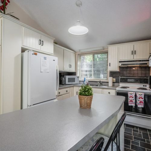 Kitchen island bar.