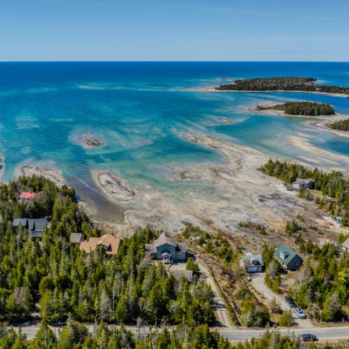 Endless blue waters and rocky inlets—experience the magic of Georgian Bay from your doorstep in this dreamy retreat.