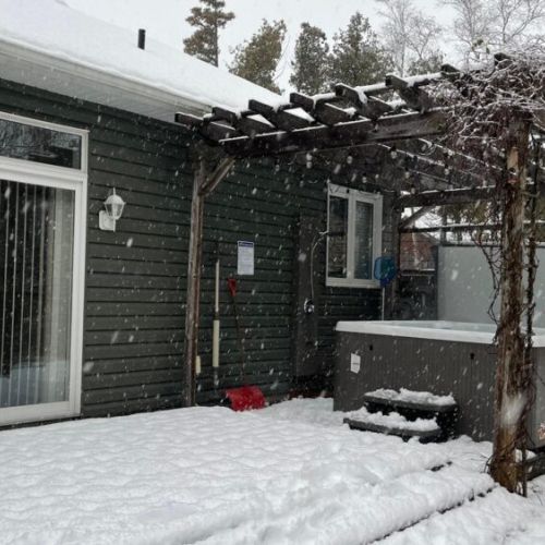 Step out to your private covered hot tub area—snowy views, steamy soak, total relaxation.