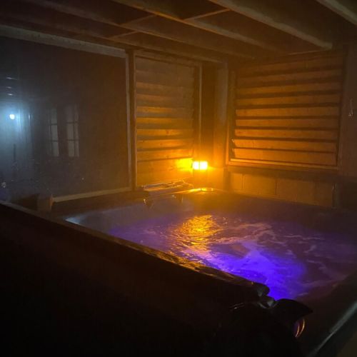 Escape to Sunset Villa, where every evening ends with a breathtaking sunset, and late evenings the northern lights dance above you. Truth! 
Enjoy privacy and shelter as you relax in the hot tub, surrounded by nature but protected by the elements.