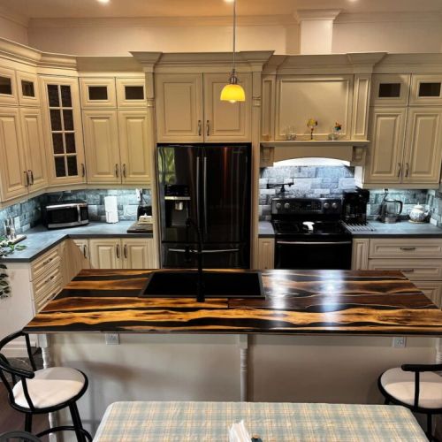 Fully equipped kitchen with large island, ideal for preparing meals and entertaining