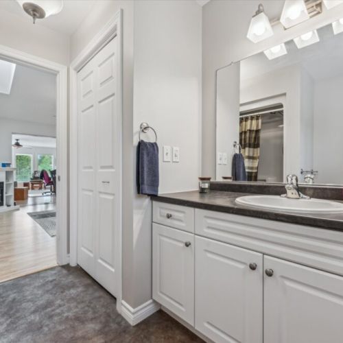 Main floor bathroom – Stocked with essentials and easy access from the main living area.