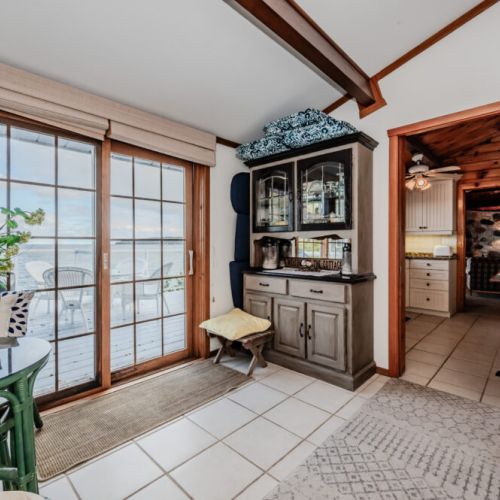 Bright and airy, the sunroom offers a tranquil space to relax with views of the surrounding gardens. Ideal for sipping your morning coffee or enjoying a quiet moment with a good book.