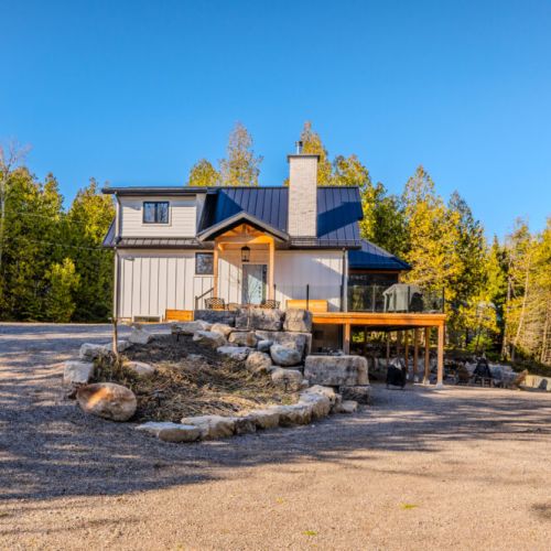 Spacious lakeside cottage with forest charm and a large outdoor deck—perfect for BBQs, fireside chats, and unforgettable vacation memories in cottage country.