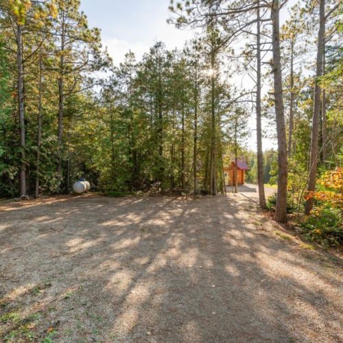Purposely designed for privacy from the road and from neighbours, Blazed Inn is a stunning example of a private executive lot.