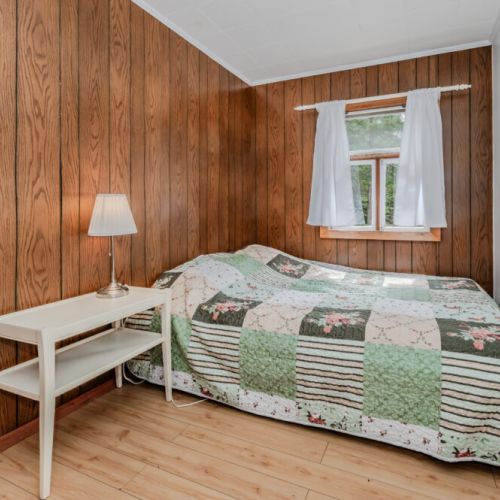 Bright and homey bedroom with natural wood accents—ideal for relaxing countryside getaways, family vacations, or romantic weekend retreats.